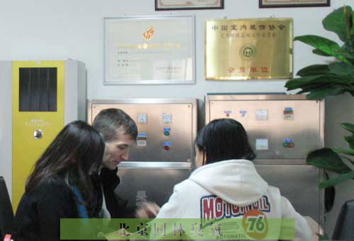 法國(guó)外商來訪購(gòu)買小型臭氧發(fā)生器(1)